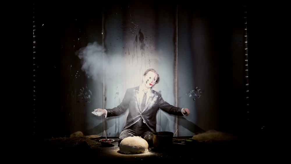 Transfiguration, performance de l'artiste au théâtre Dejazet, 2016