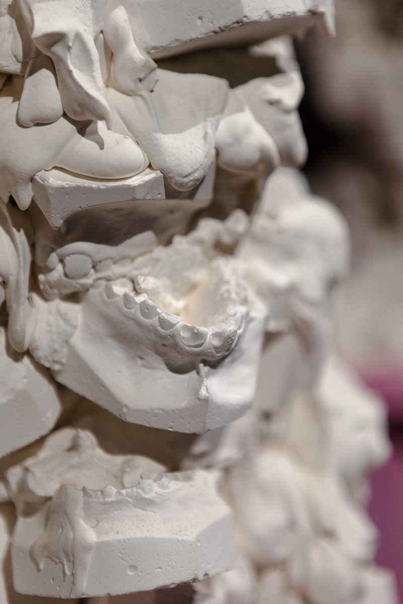 Florian Mermin, Bouches d’égouts (détail), 2013, Plâtre, socles en bois, Dimensions variables © Emilie Mathé Nicolas