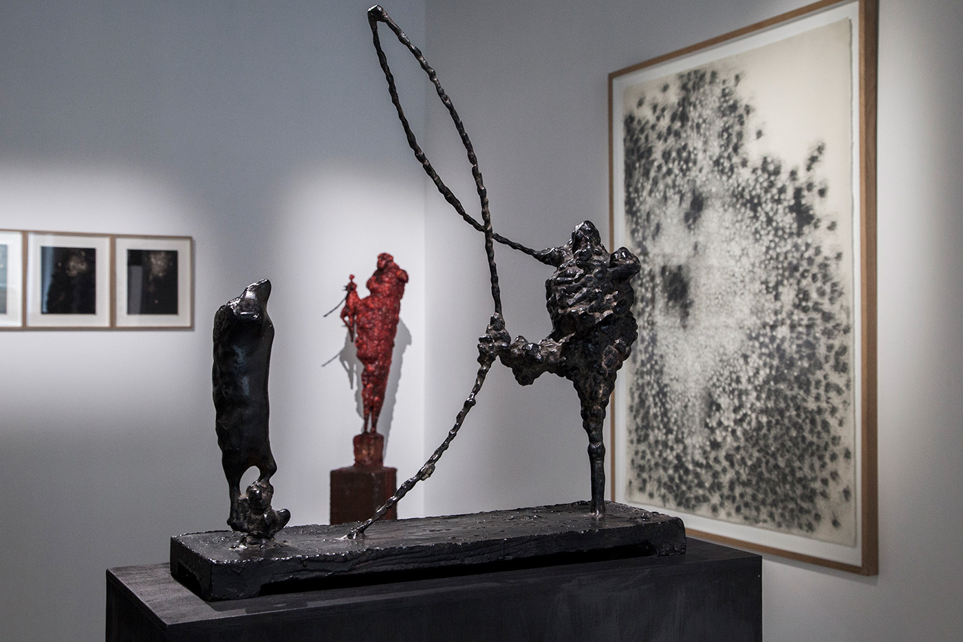 Vue de l'exposition Incarnations, dessins et sculptures © Loo & Lou Gallery