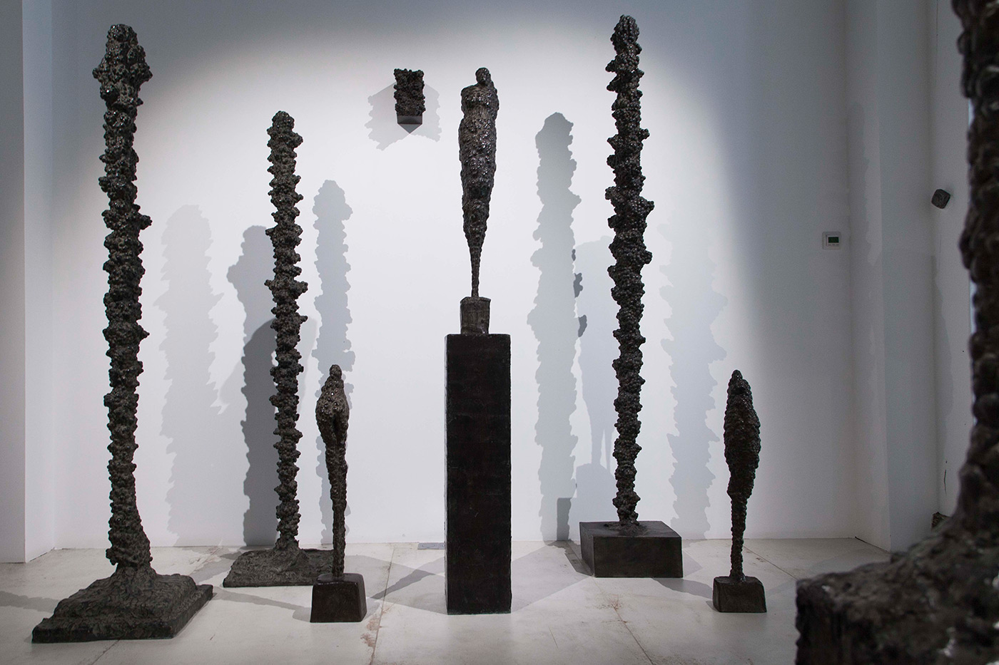 Vue de l'exposition Incarnations, dessins et sculptures © Loo & Lou Gallery