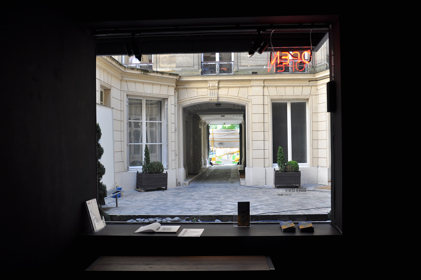 Vue de l'exposition à la Loo & Lou Gallery George V, ©Loo&Lou Gallery