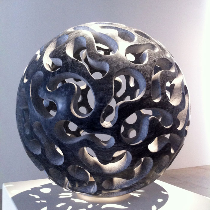 Planet Bean, marbre, 54x54x54 cm, 2009 © Matthias Contzen