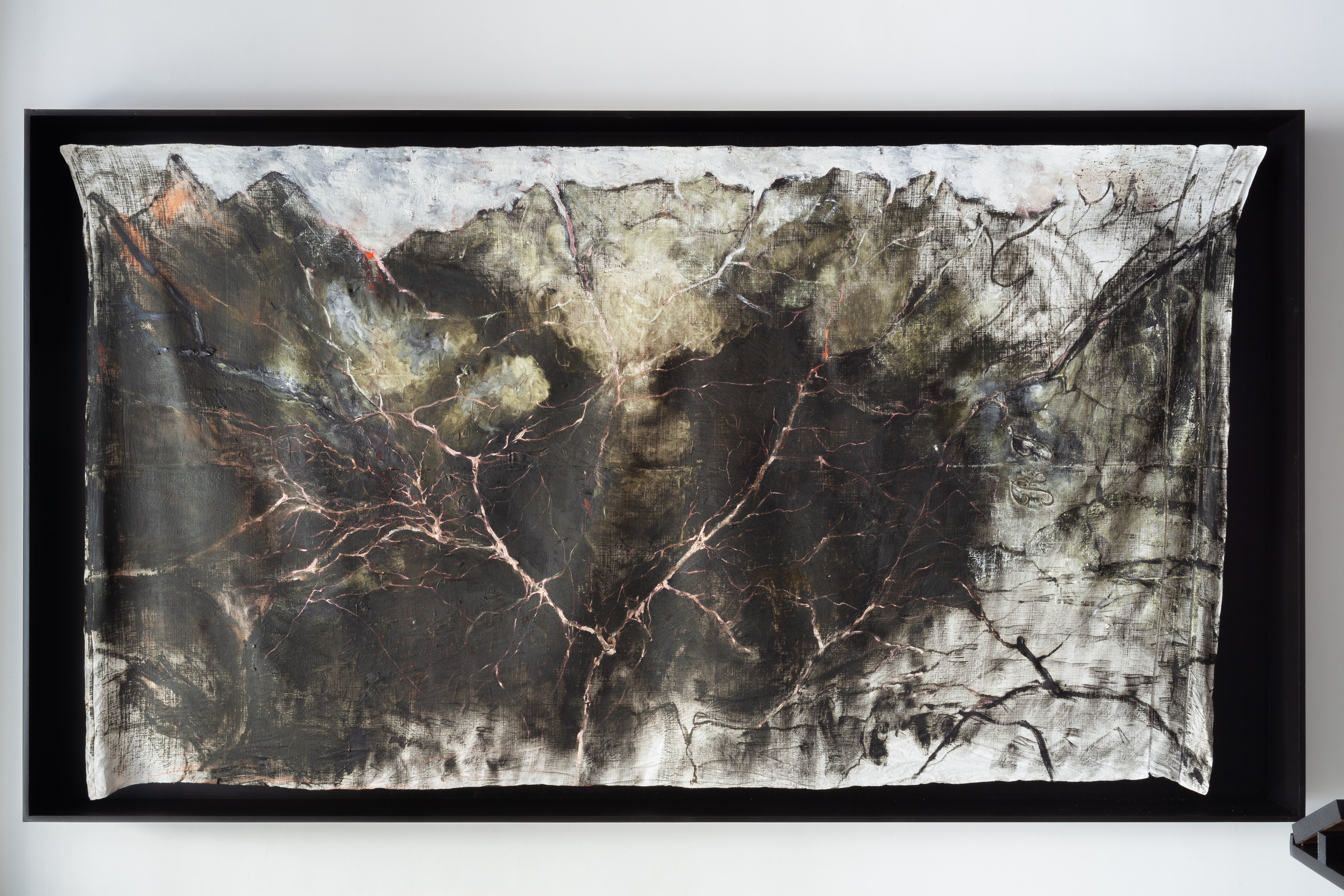 Strangulation (2019) Huile sur drap, 183 x 325 cm ©Loo&LouGallery