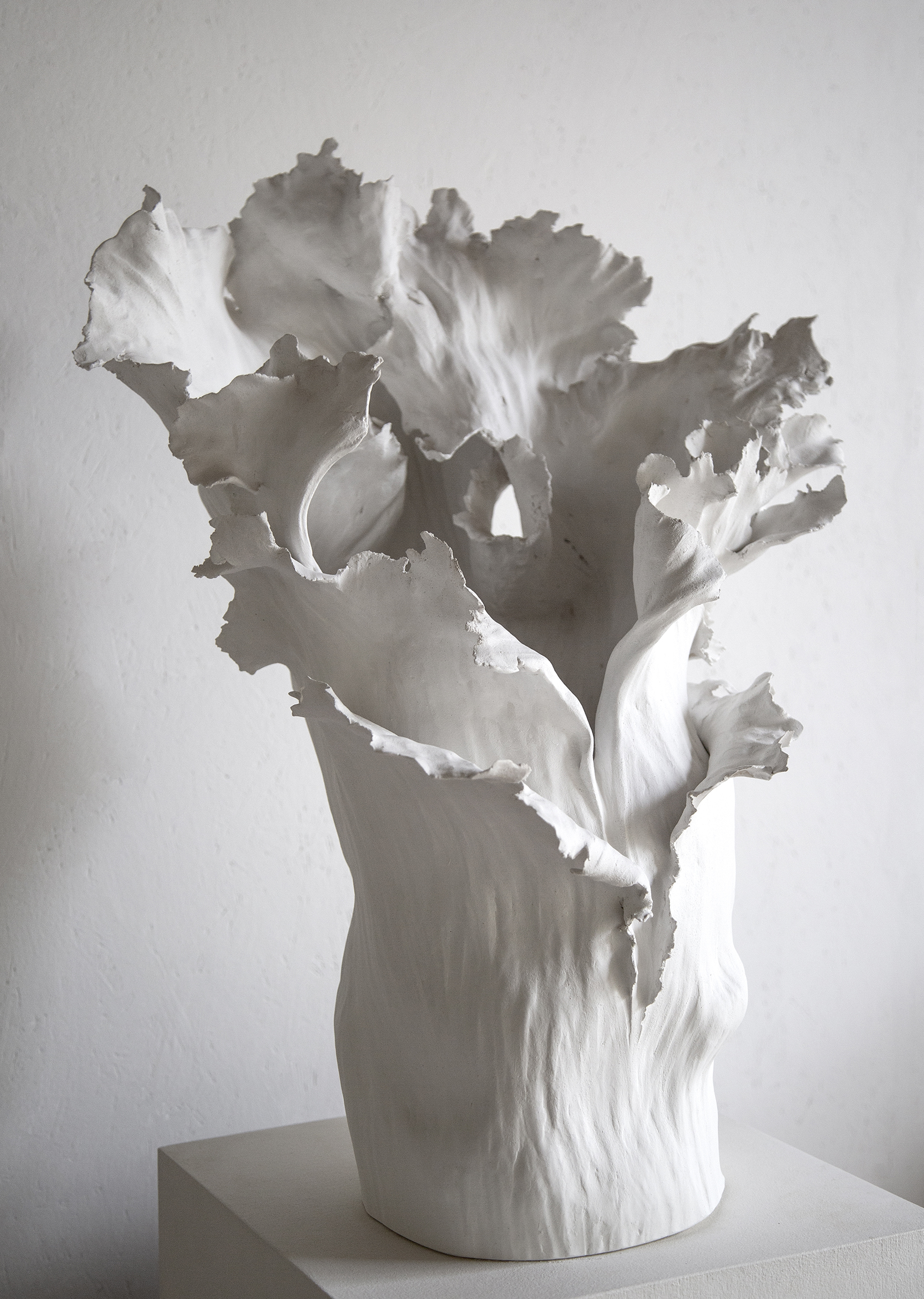 Grande Dame II (2019) Céramique, 69 x 51 x 50 cm ©Louise Frydman