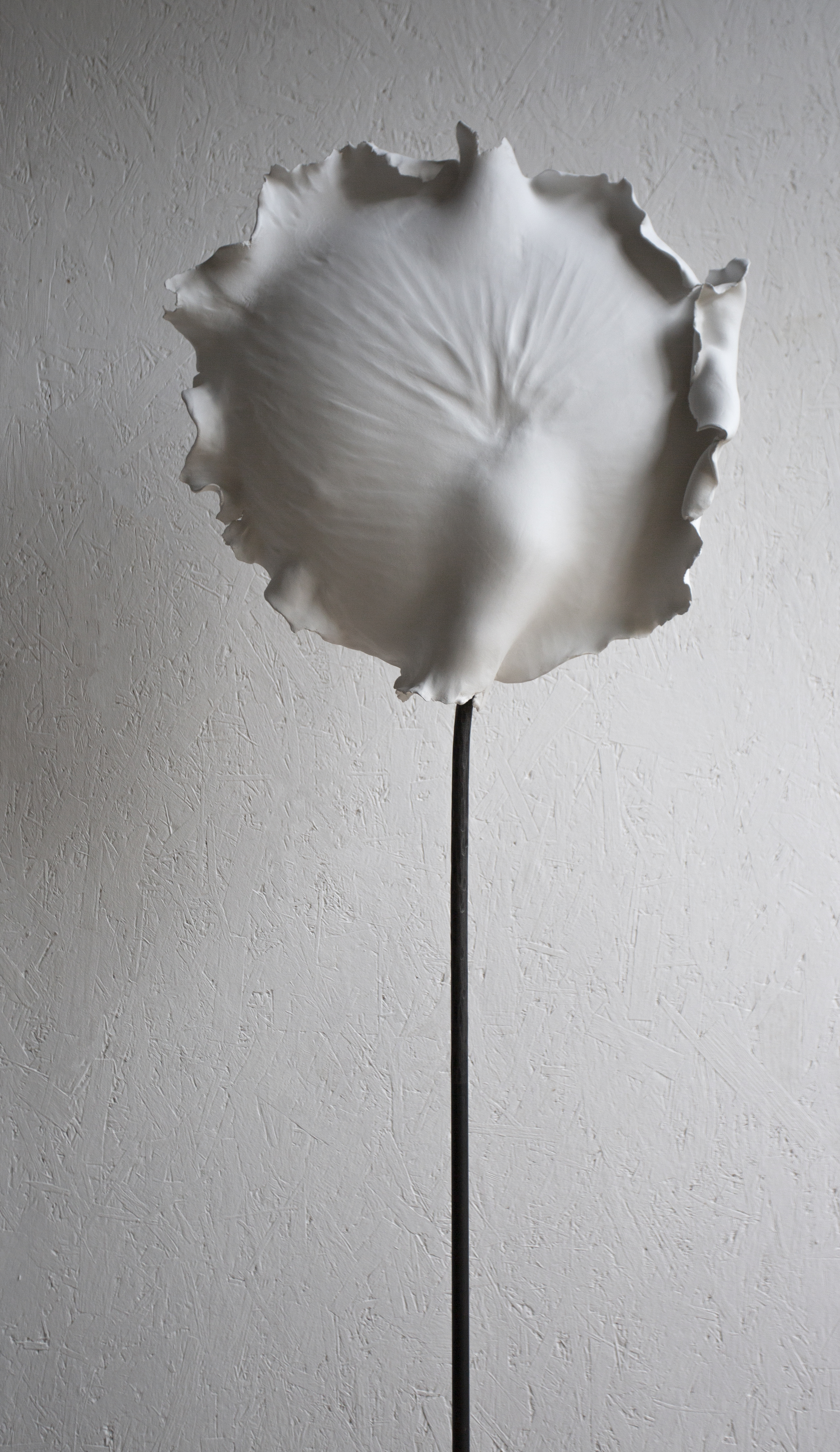 Nymphe (2019) Céramique et acier, 170 x 55 cm, 2019 © Emilie Mathé Nicolas / Loo & Lou Gallery