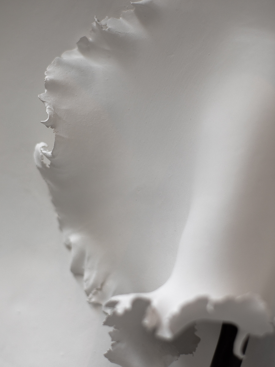 Nymphe (détail) 2019, Céramique et acier, 170 x 55cm ©Loo and Lou Gallery.