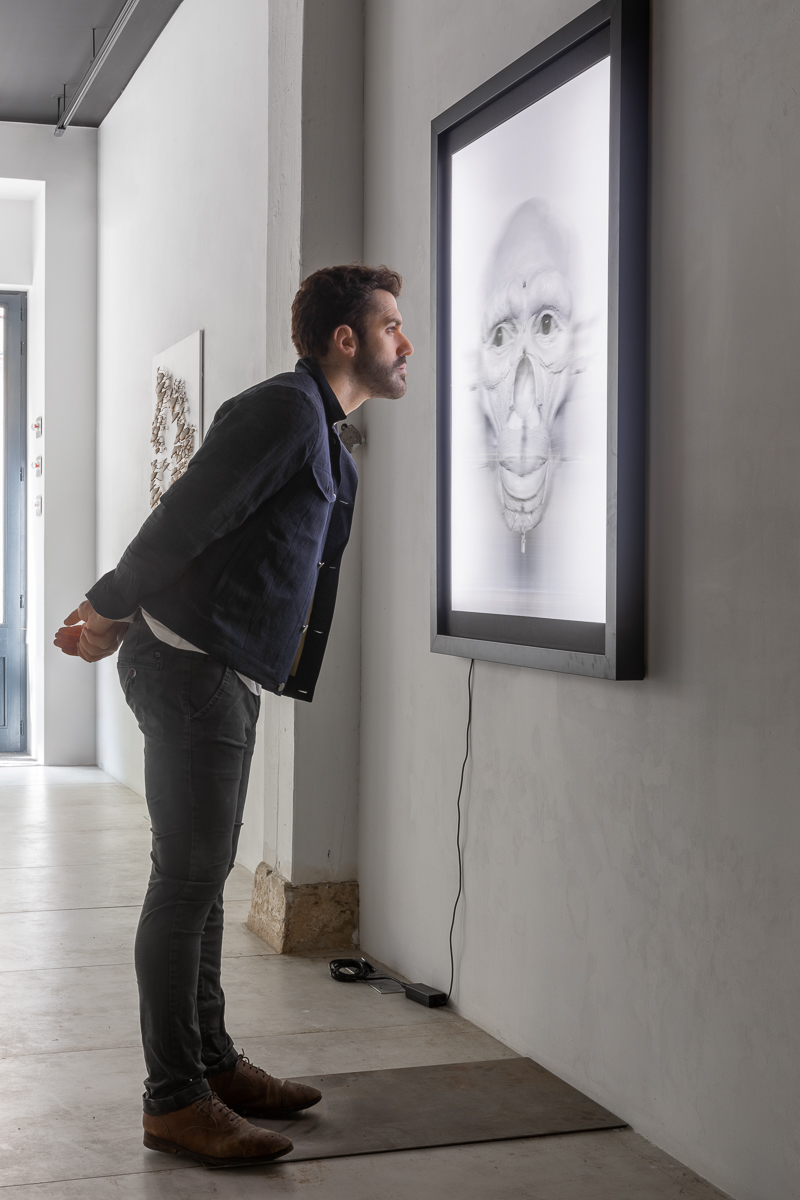 Le Curieux, 2015, Silicon, natural hair, jesmonite, 130 x 95 x 7 cm © Loo & Lou Gallery