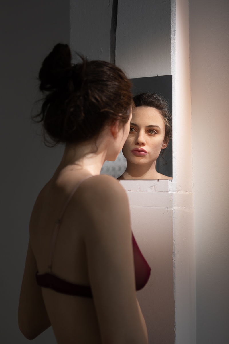 Femme au miroir (2020) Silicone, cheveux naturels, jesmonite, 180 x 47 x 70 cm © Loo & Lou Gallery
