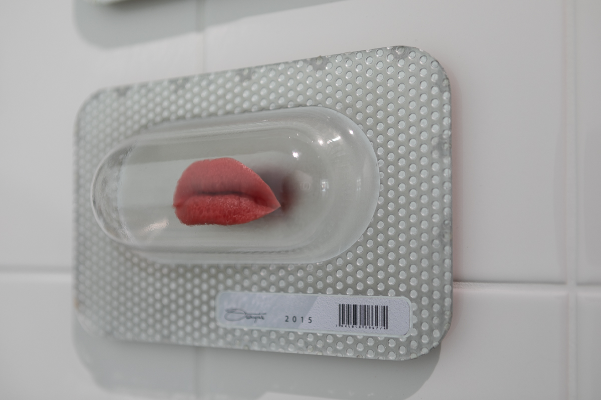 Blister, 2018, Silicon, plexi, metal, 18 x 11 x 3 cm © Loo & Lou Gallery