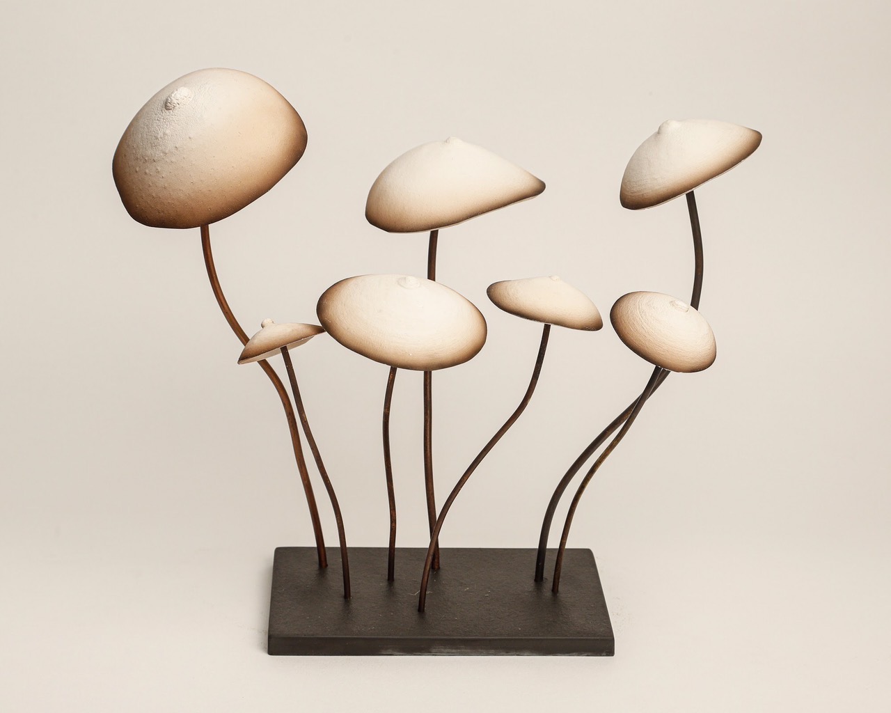 Breast pépinière marron, 2020, Marble plaster, metal, slate, 20 x 10 x 16 cm © Elisabeth Daynès