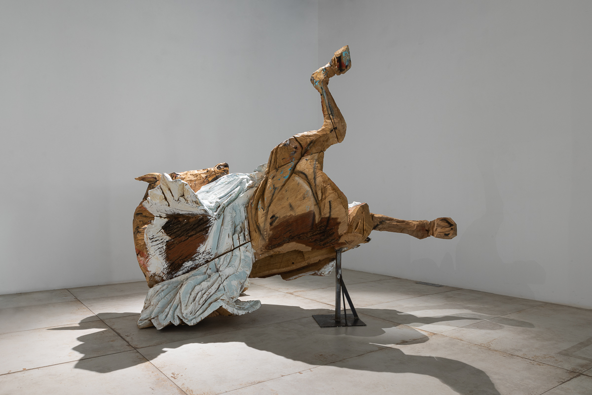 Justa 1 (2019) Bois de chêne polychromé, 300 x 170 x 120 cm © Loo & Lou Gallery