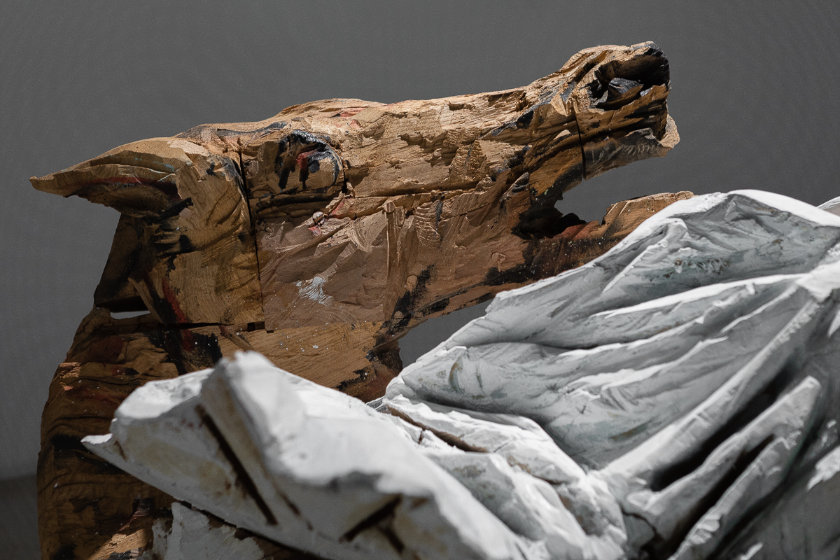 Justa 1 (détail), 2019, Bois de chêne polychromé, 300 x 170 x 120 cm © Loo & Lou Gallery