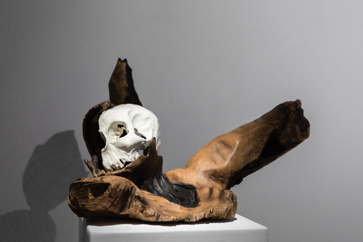 Écorché (2017) Bois de cyprès et porcelaine, 40 x 50 x 60 cm © Loo & Lou Gallery