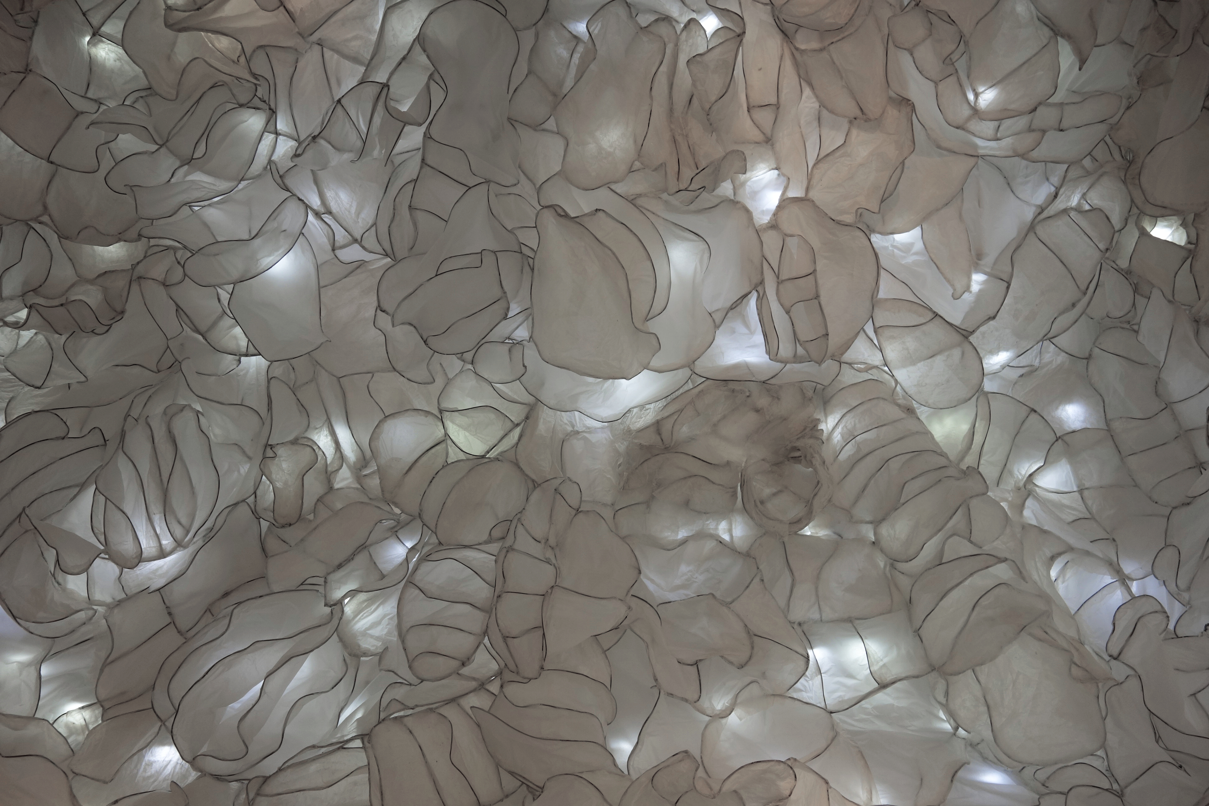 Flo Arnold,Installation, papier hydrofuge sur laiton gainé, led, 600 x 340 cm, 2018 © Flo Arnold