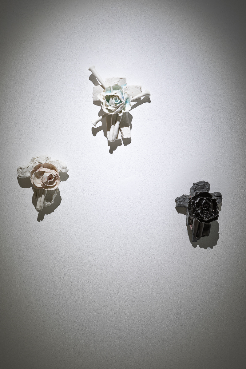 Petite Croix I, II et III (2021) Porcelaine émaillée, 12 x 11 cm © Emilie Mathé Nicolas