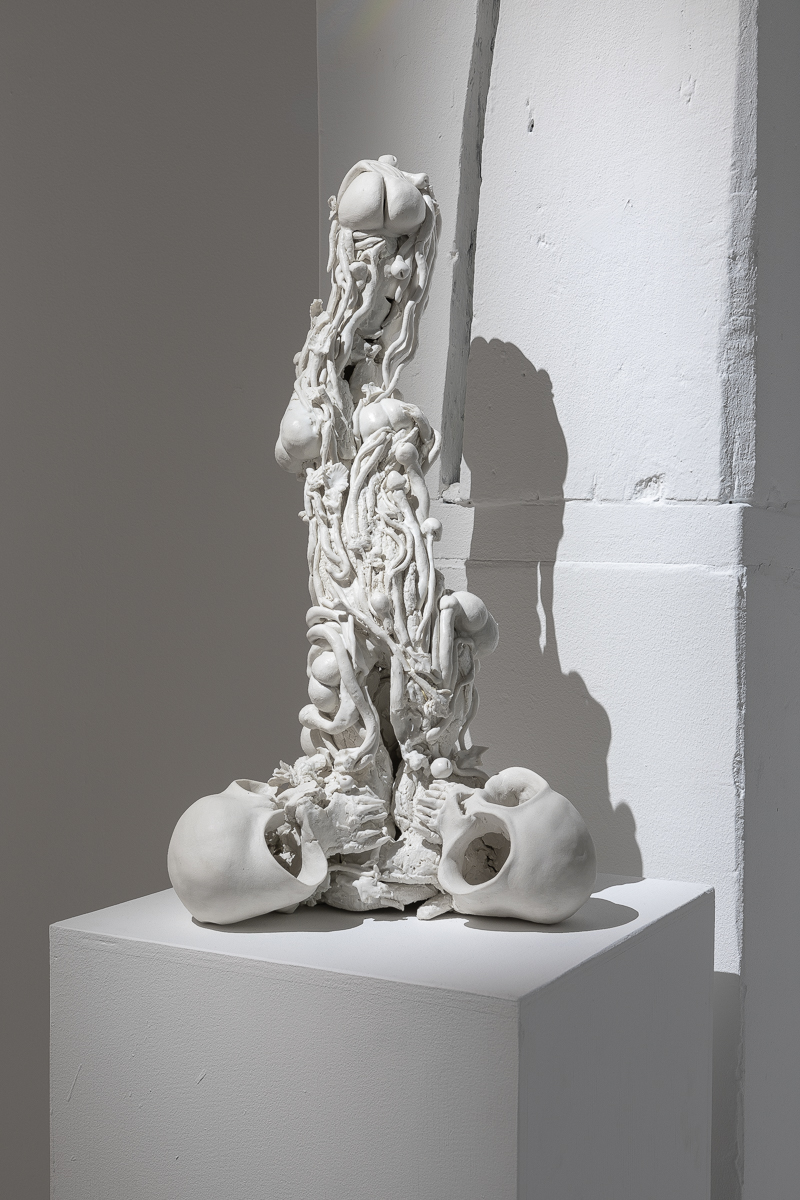Erectus 49, 2019, porcelaine émaillé, 49 x 20 x 25 cm © Maculée Conception (détail),  2020, porcelaine, feuille d’or, cuivre, plâtre, 125 x 44 x 34 cm © Emilie Mathé Nicolas