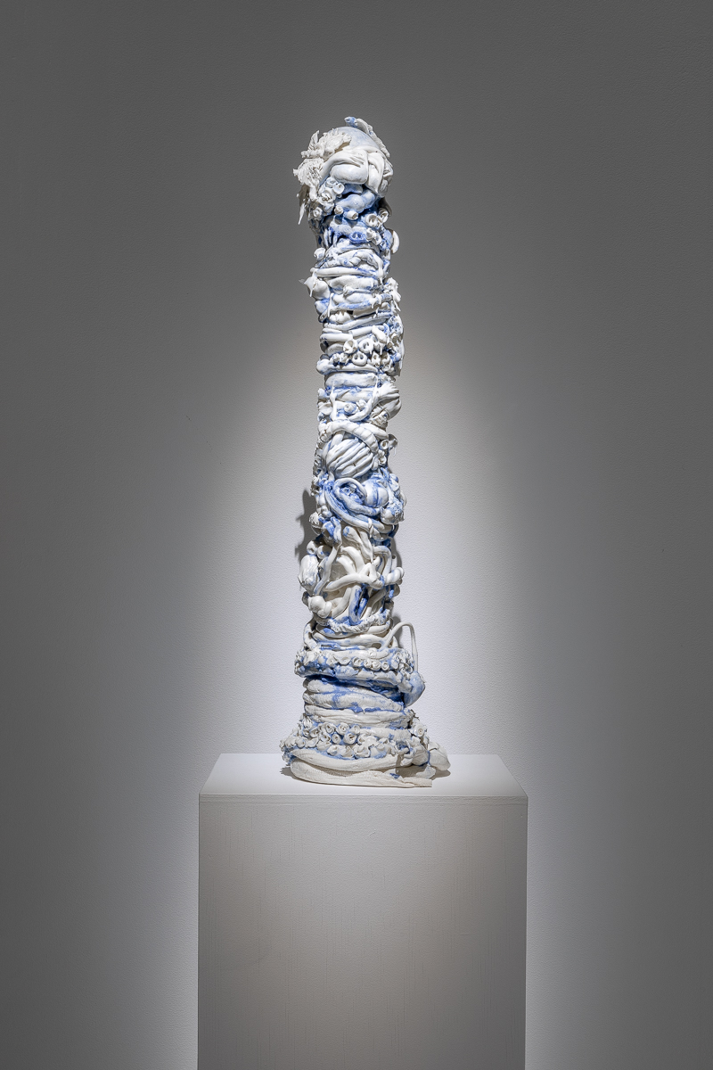 Erectus 69, 2019, porcelaine émaillé, 69 x 15 x 17 cm © Maculée Conception (détail),  2020, porcelaine, feuille d’or, cuivre, plâtre, 125 x 44 x 34 cm © Emilie Mathé Nicolas