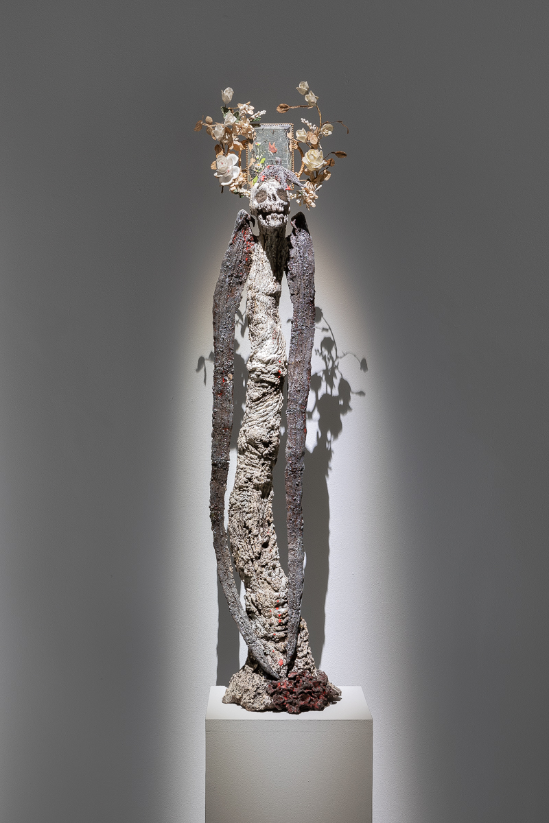 L’Envole (2013) Terre noire chamottée, technique mixte, 97 x 20 x 15 cm © Emilie Mathé Nicolas