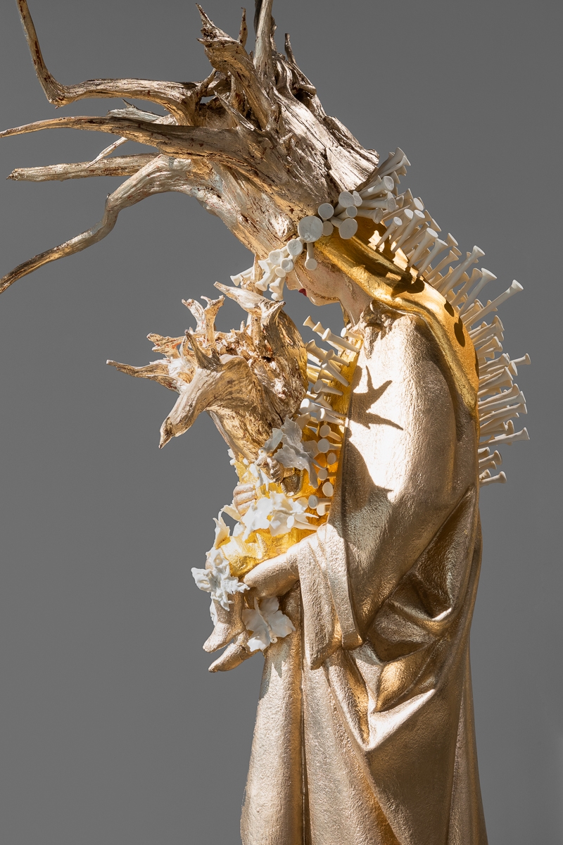 Mortel Immortel (détail), 2020, porcelaine, bois, feuille d'or, plâtre, 85 x 35 x 4 cm © Emilie Mathé Nicolas