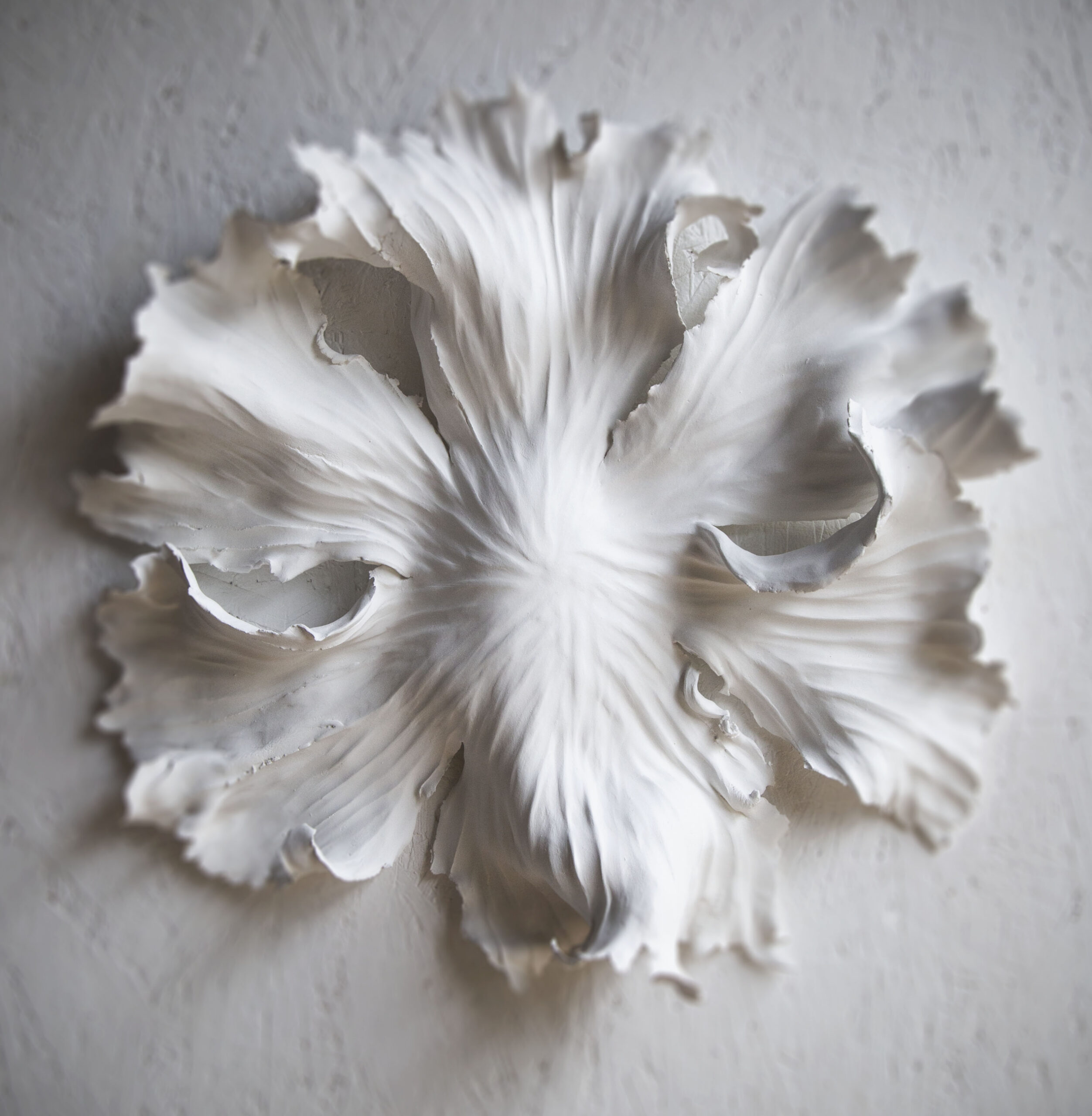 Corolle II (2020) Sculpture murale, Céramique, L 54 x I 53 x H 12 cm