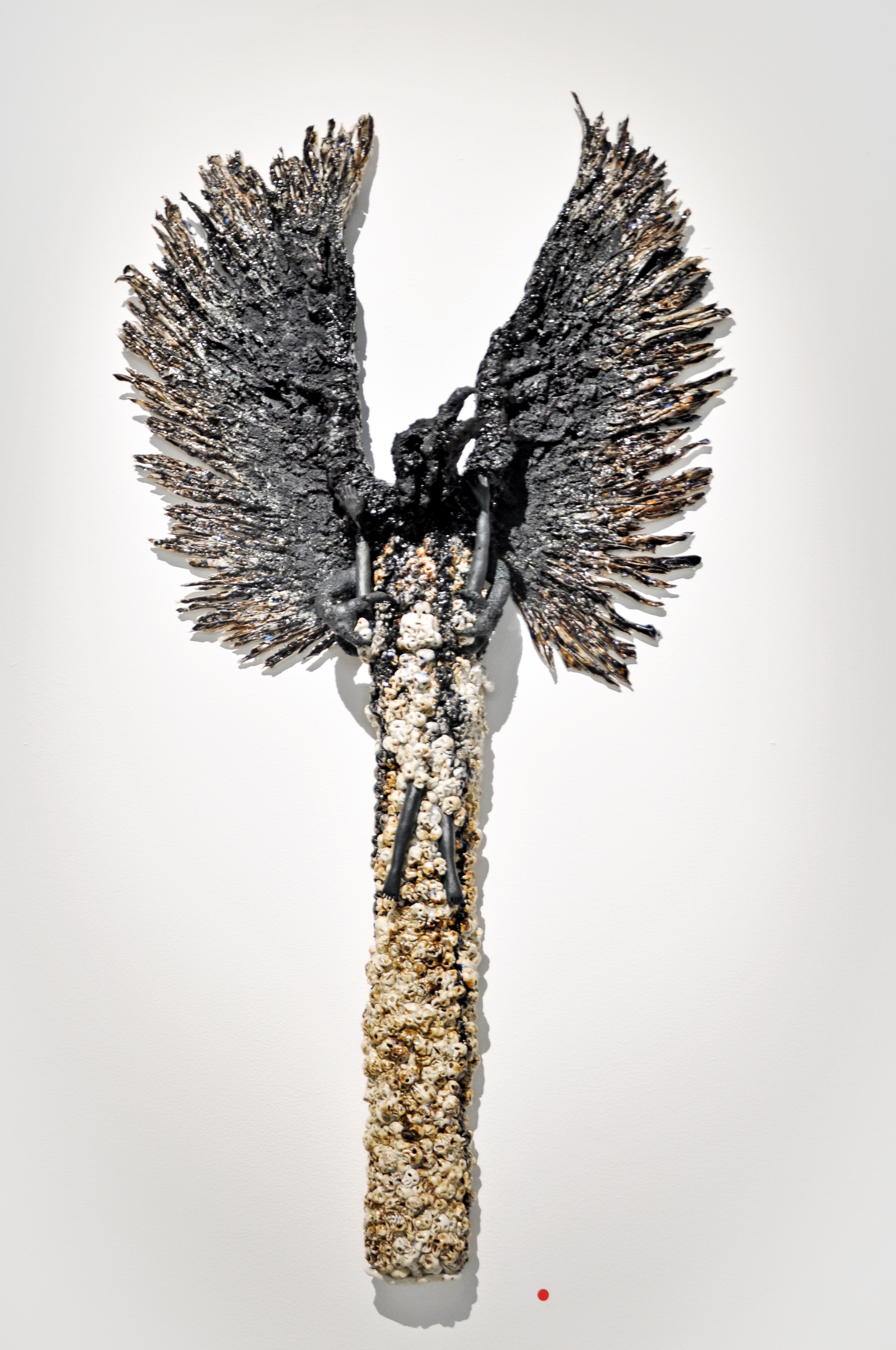 L'aigle, 2017, porcelaine noire, 85 x 40 x 6 cm © Catherine Wilkening