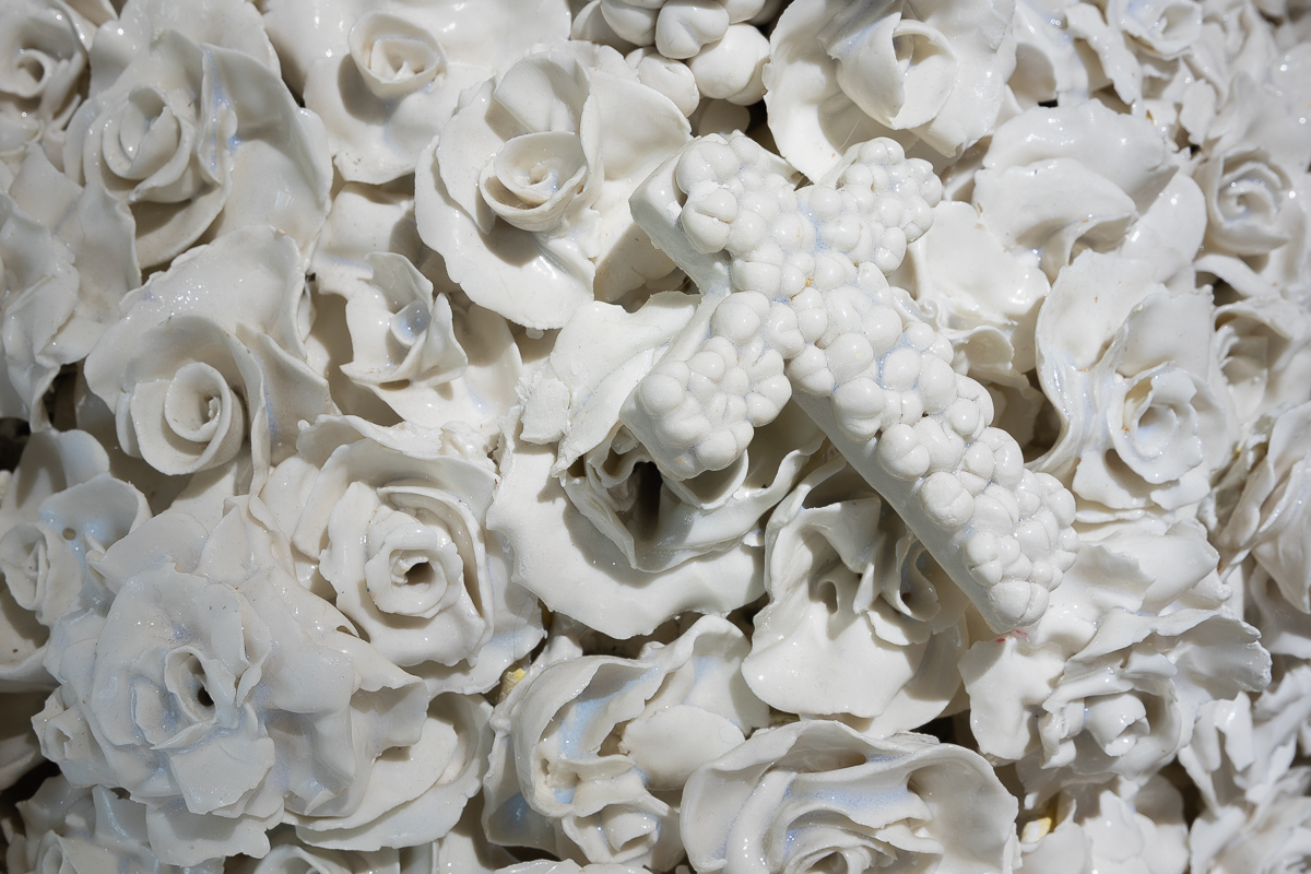 Maculée Conception (détail), 2020, porcelaine, feuille d’or, cuivre, plâtre, 125 x 44 x 34 cm © Maculée Conception (détail),  2020, porcelaine, feuille d’or, cuivre, plâtre, 125 x 44 x 34 cm © Emilie Mathé Nicolas