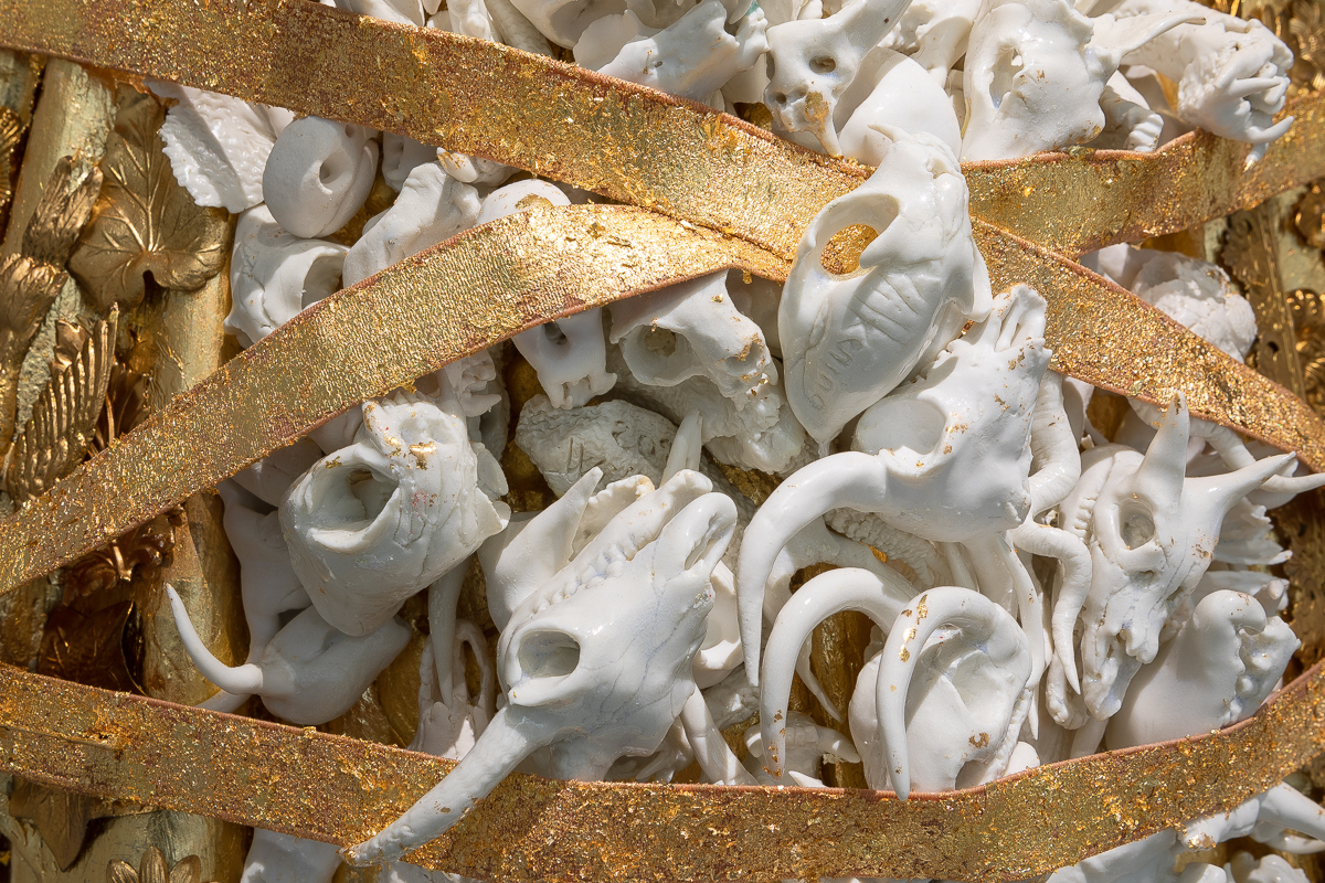 La Madonna Animale (détail), 2020, porcelaine, feuille d’or, cuivre, plâtre, 187 x 43 x 42 cm © Emilie Mathé Nicolas