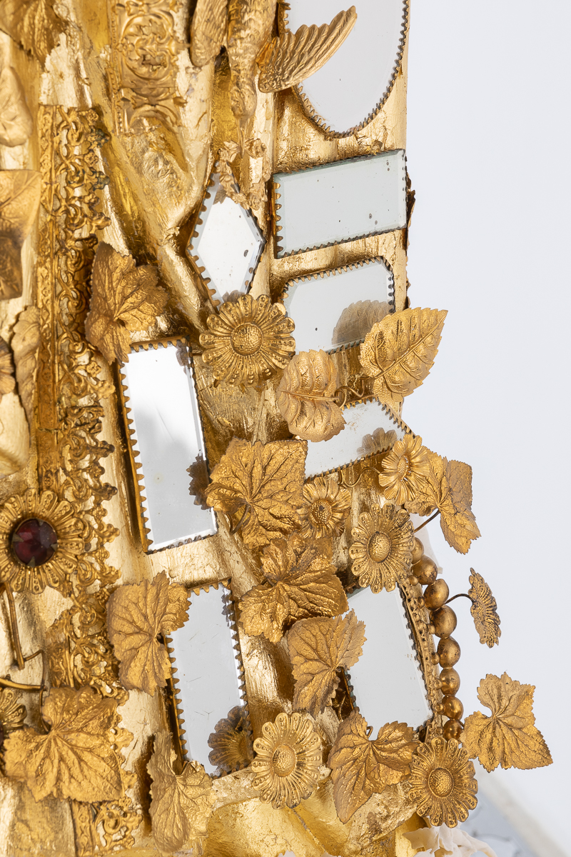 La Madonna Animale (détail), 2020, porcelaine, feuille d’or, cuivre, plâtre, 187 x 43 x 42 cm © Emilie Mathé Nicolas