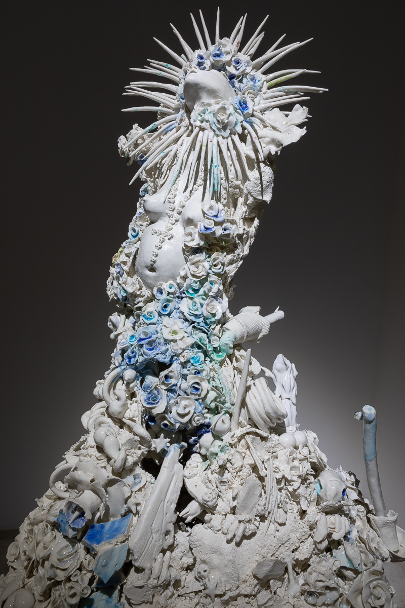 Vertiges, 2020, porcelaine, verre de Murano, 98 x 55 x 52 cm © Emilie Mathé Nicolas