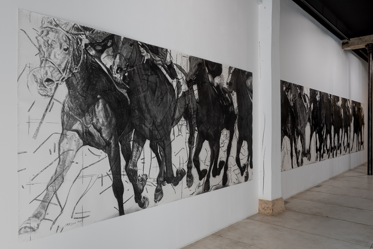 Vue d'exposition de Déferlante, Fusain sur papier, Assemblage de deux feuilles, 2021, 985 x 152 cm | Image © F. Fontenoy