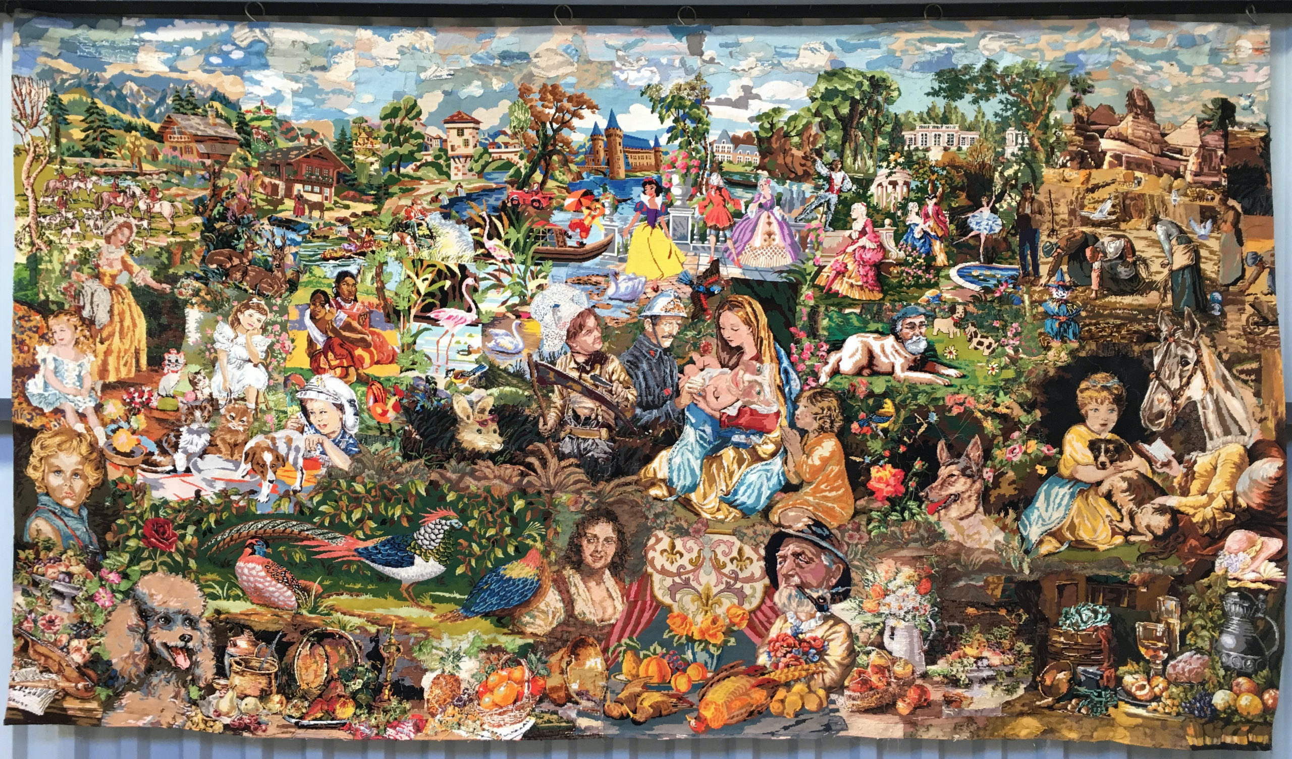 Nativité, 2019, Canevas et tapisserie assemblés et cousus, 378 x 217 cm