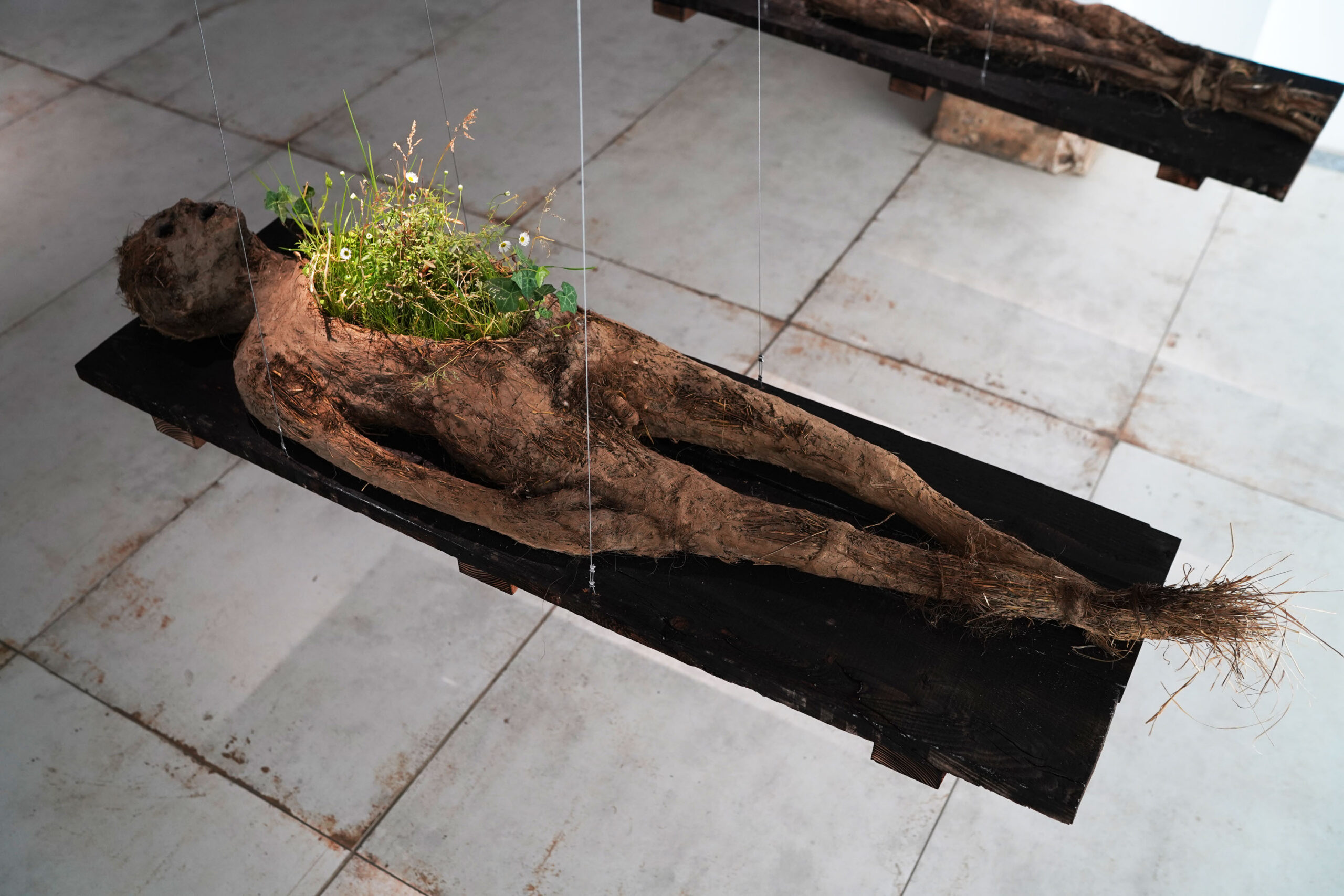 Sans titre 10 (détail), 2021, Herbe, argile et matériaux mixtes, 140 x 40 x 26 cm | Image : Alexandra Gilliams