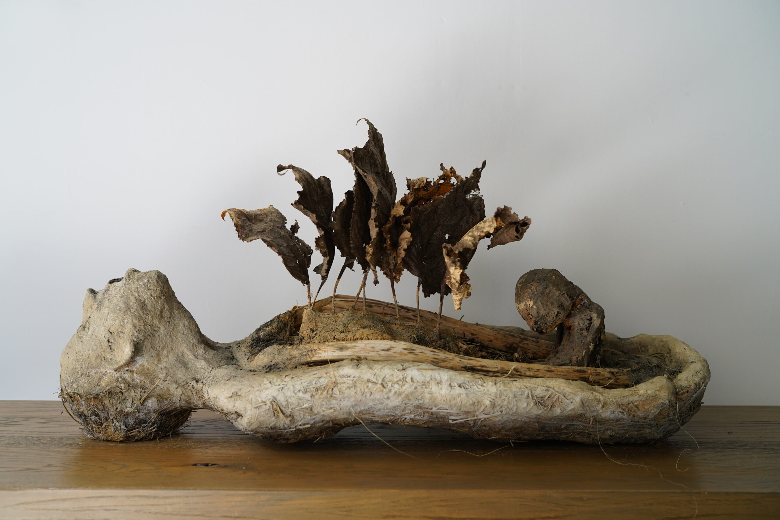 Sans titre 13, 2021, Herbe, argile, matériaux mixtes, 71 x 24 x 40 cm