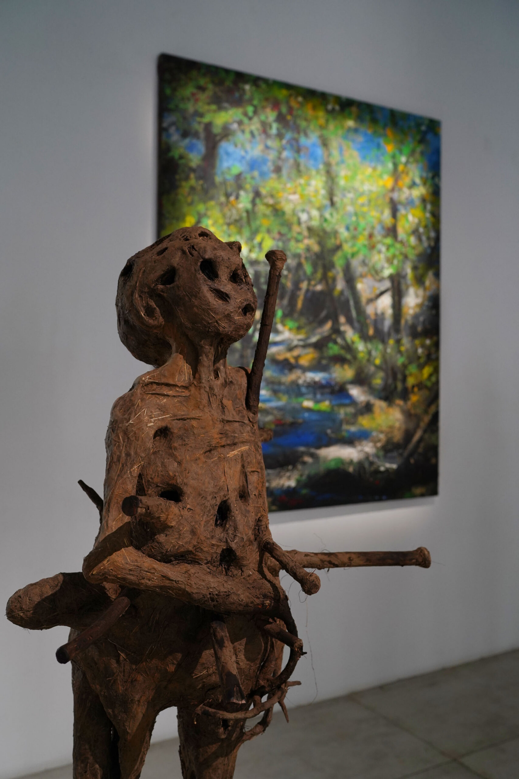 Sans titre 17 (détail), 2021, Herbe, argile et matériaux mixtes, 132 x 28 x 18 cm | Image : Alexandra Gilliams