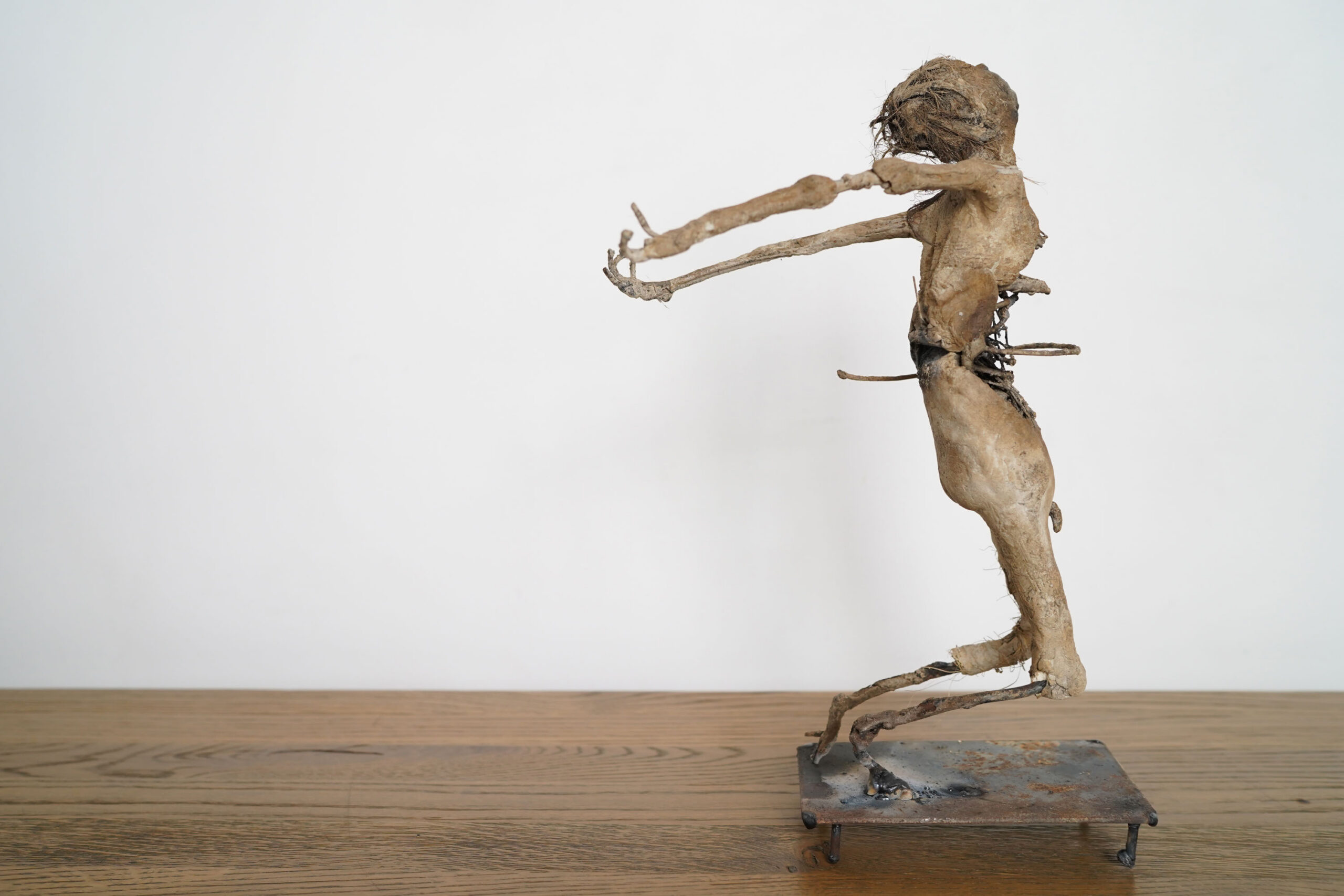 Sans titre 30, 2021, Herbe, argile, matériaux mixtes, 35 x 10 x 19 cm