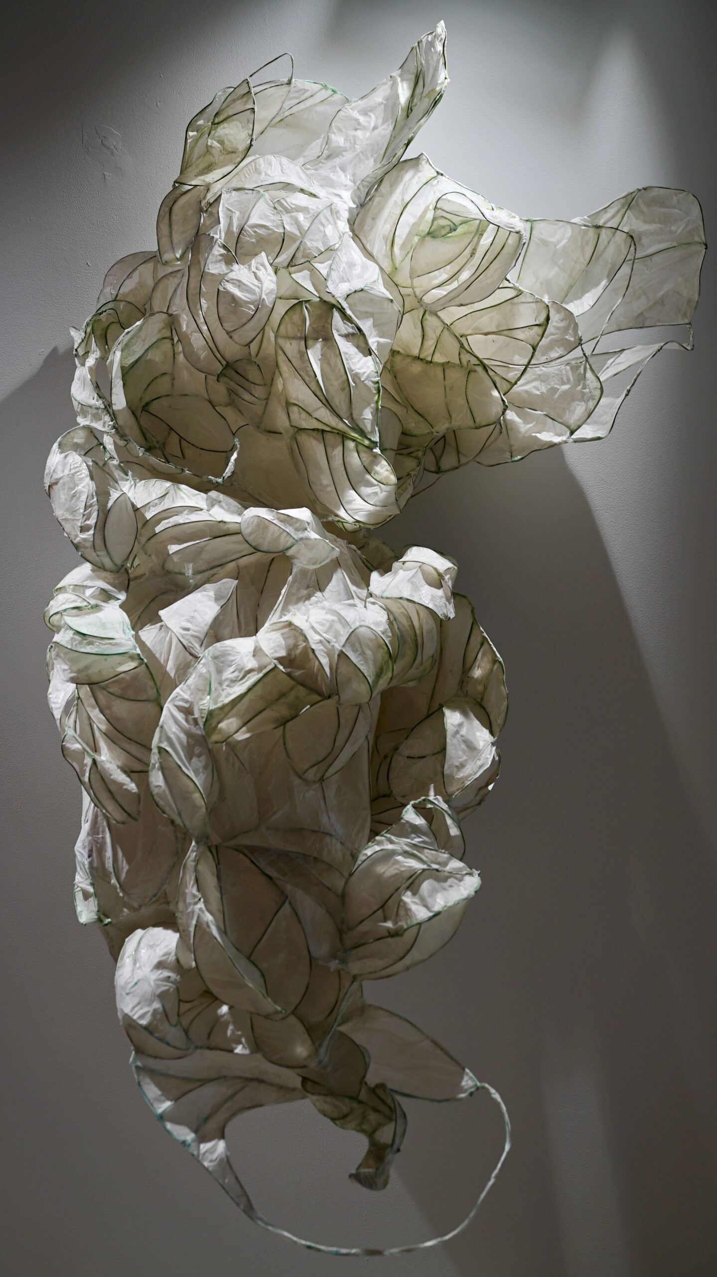 Flo Arnold, Rhizome, Papier Wenzhou, 2021, Wenshou paper, chained brass frame, oil painting, 200 x 120 x 50 cm | ©François Benichou-Mahé