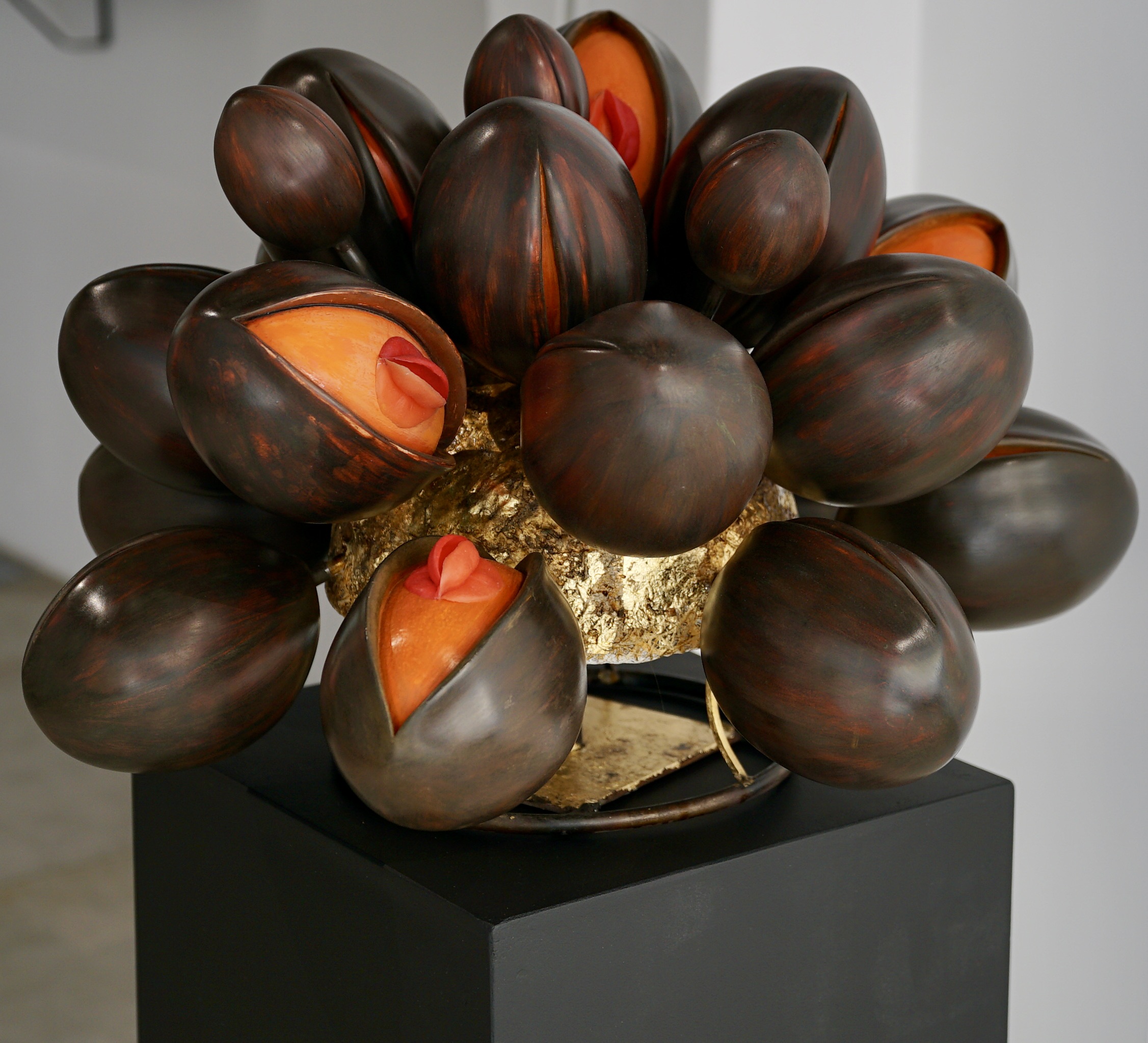 Arbre de vie II, 2023, Métal, jesmonite, silicone, 55x80cm © François Benichou-Mahé