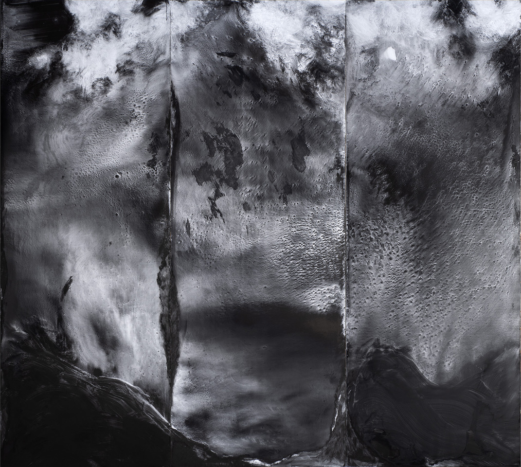 Charbon (triptyque), 2023, Charbon sur papier, 304 x 335,4 cm | © Biancharickx production