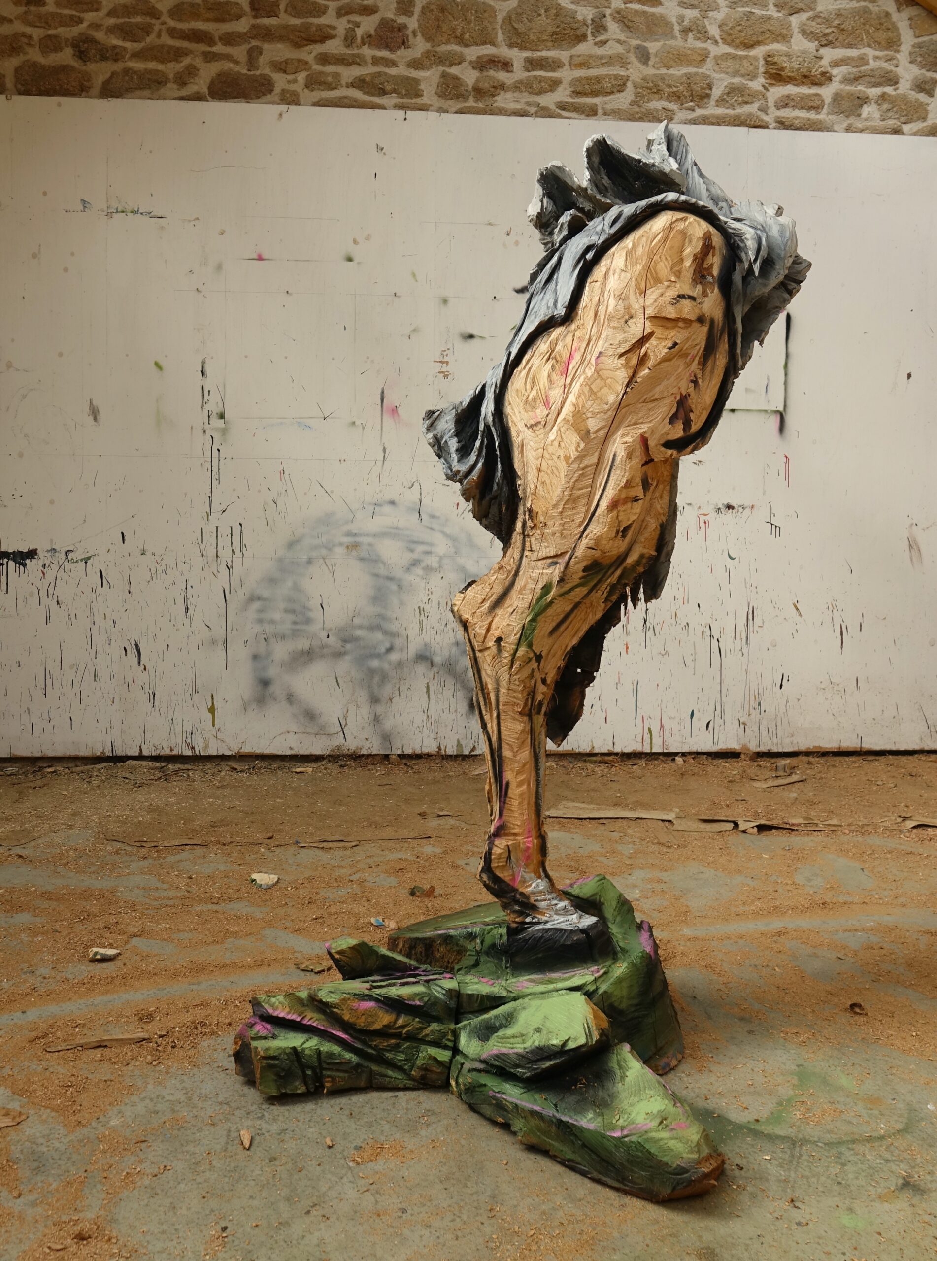Jambe sur roche, 2023, Bois de châtaignier polychromé, 180 x 110 x 80 cm © Cedric Le Corf