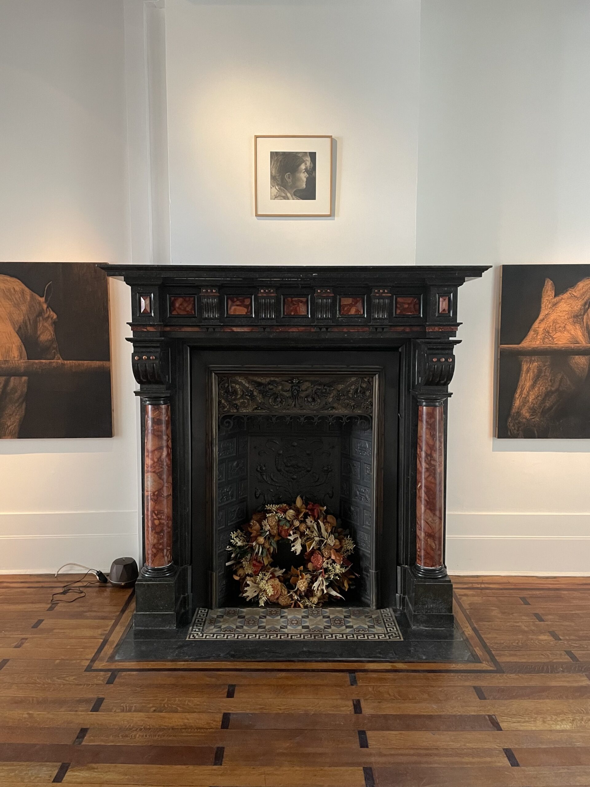 Vue de l'exposition au Cabinet de curiosités contemporain Jonathan F. Kugel, 2024