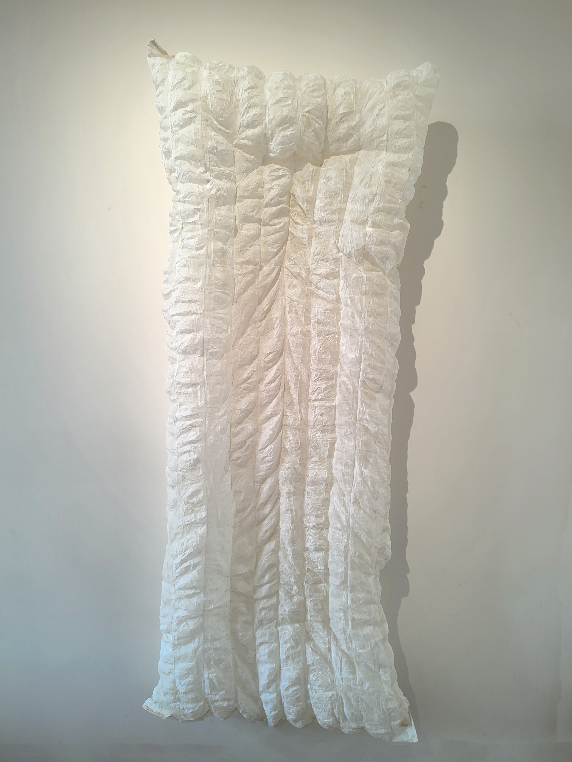 Holidays, Membrane protéïque (boyaux de porc), ventilateur, PLA, tourillon hêtre, visserie, fil polyester, 160 x 60 x 20 cm | © Xavier Servas