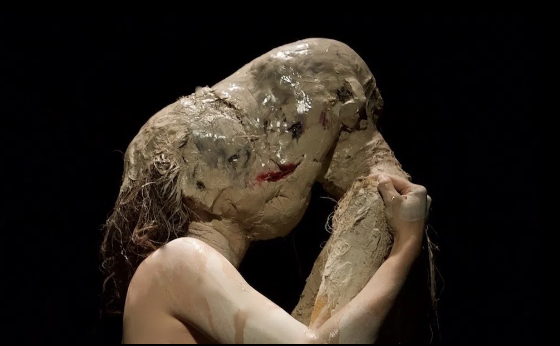 27.04.2021 | Olivier de Sagazan présente son projet "La Messe de l'Âne / Ainsi sois moi" à la Biennale de la danse de Venise